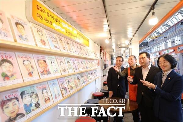 대전시사회혁신센터가 4일 '2025년 지역문제해결 플랫폼' 사업의 일환으로 신도꼼지락시장 상인 60여 명의 캐리커쳐 액자를 제작해 전시했다. 이상호 센터장과 박희조 청장 등이 전시관을 둘러보고 있다. /대전시사회혁신센터