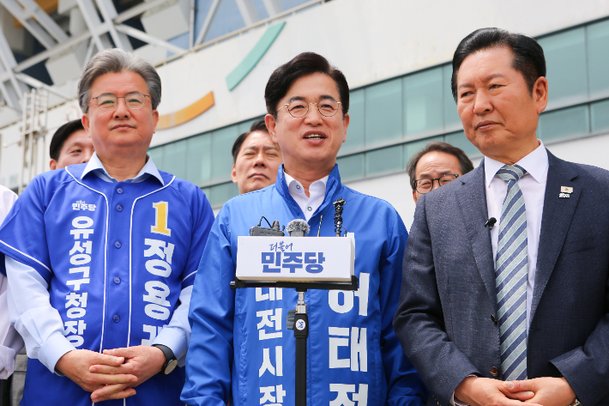 정용래 유성구청장 예비후보와 허태정 대전시장 예비후보, 정청래 민주당 대표(왼쪽부터)가 2일 대전에서 기자회견을 하고 있다. 허 예비후보 캠프 제공