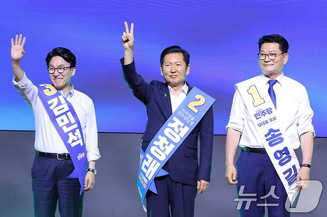 더불어민주당 당권 주자인 김민석(왼쪽부터), 정청래, 송영길 의원이 1일 대전 유성구 대전컨벤션센터에서 열린 당대표·최고위원 합동연설회에서 당원들에게 인사하고 있다. 2026.8.1 ⓒ 뉴스1 신웅수 기자