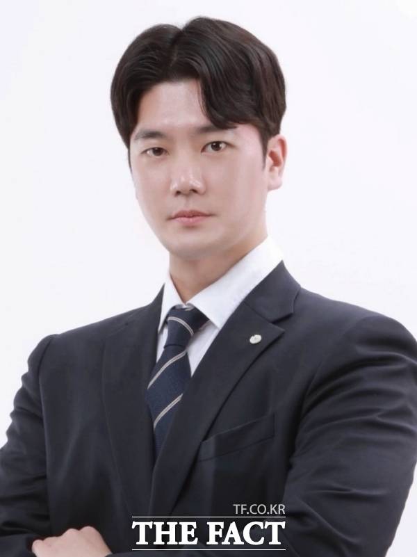 현역 의원 둘 제친 이용석 노무사…민주당 대전시당 청년위원장 ‘이변’ 현역 의원 둘 제친 이용석 노무사…민주당 대전시당 청년위원장 ‘이변’